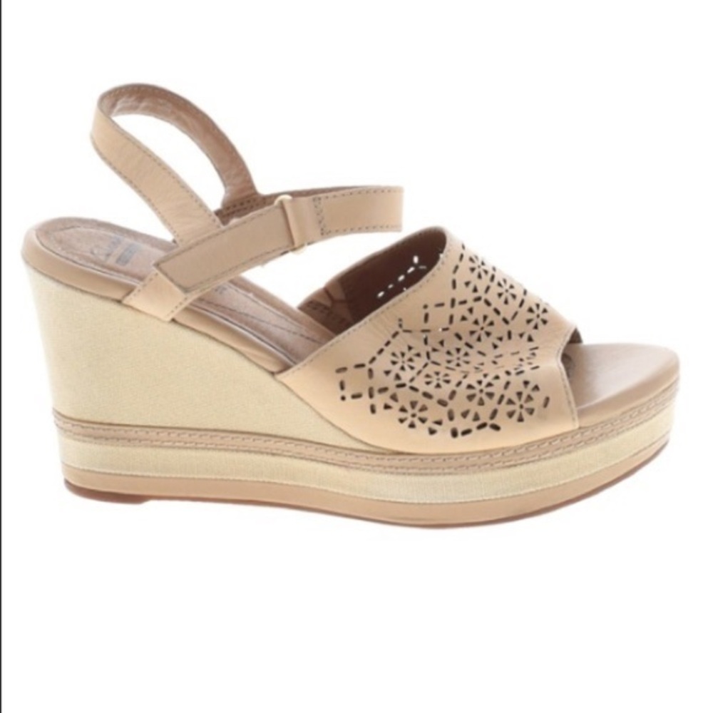 Clarks sz 9.5 tan platform wedge cutout 4”sandals